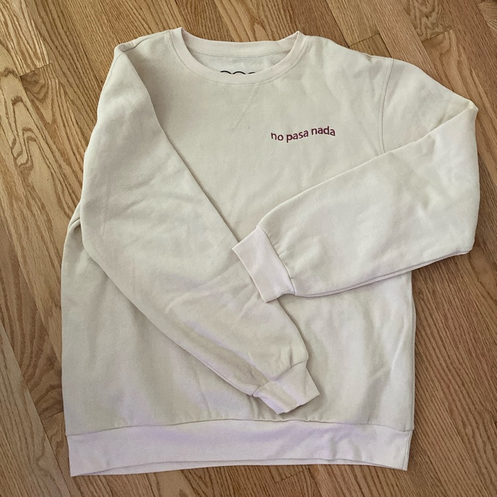 “NO PASA NADA” sweater.